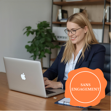 Forfait sans engagement Femme souriante en blouse, travaillant sur un ordinateur portable dans un bureau.