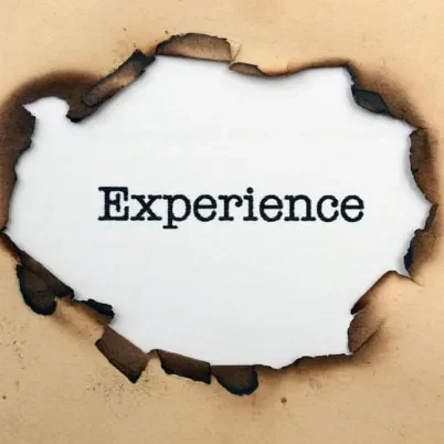 Expérience Texte "Experience" sur un fond brûlé en papier.